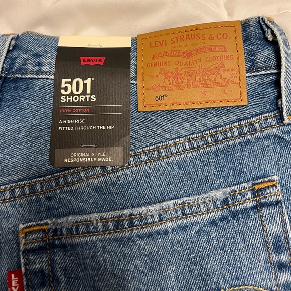 Levi’s 501 Shorts - High Rise, Fitted Through Hip - medium wash - Picture 9 of 10